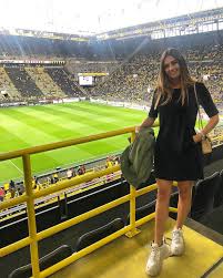 Discover everything you want to know about manuel akanji: Fussball Trifft Mode Die Schonsten Looks Der Spielerfrauen Gala De