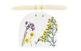 The preservation treatment, which is carried out using a 100% biodegradable plant liquid, allows plants to maintain their original characteristics, colour and texture for a long time. Pressed Flowers In Clay Art Camp