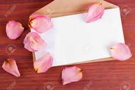 Le papier de soie premium rose saumon est une mélange entre le rose vif une pointe de pigment couleur pêche. Brown Enveloppe En Papier Avec Une Feuille Blanche Vierge Rose Decoree De Petales De Rose Eparpilles Sur La Table En Bois Avec Espace Pour Le Texte Banque D Images Et Photos Libres De