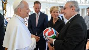 El Papa León XIV recibe el balón oficial de la Copa Mundial de futbol