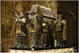 La cattedrale di siviglia misura 126 metri di lunghezza, 83 di larghezza e 37 di altezza, e arriva a coprire una superficie di ben 11.000 metri quadrati: Siviglia Tomba Di Cristoforo Colombo Pagina 2 Juzaphoto
