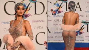Découvrez ce que se cache sous la robe de cette femme. Rihanna Presque Nue Sous Sa Robe Transparente Enflamme Les Awards De La Mode Video Lindependant Fr