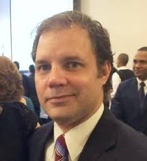 Presidente Abinader nombra a Joan Ferrer director general de la Feria del  Libro