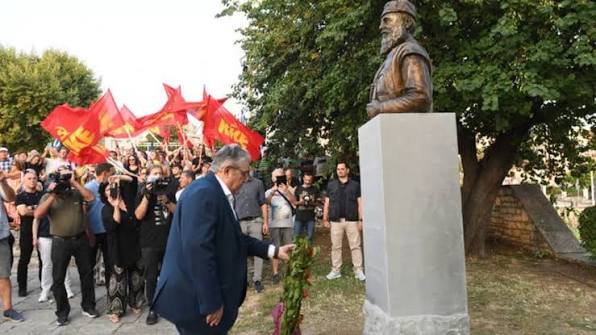 Άρης Βελουχιώτης-Ο φονιάς που παρουσιάζεται ως ήρωας, όνειδος για τη  Δημοκρατία~ Στην Ελλάδα, κάποιοι έχουν γεμίσει πλατείες και πάρκα με  αγάλματα και αφιερώματα σε έναν άνθρωπο που δεν ήταν ήρωας, αλλά θηρίο