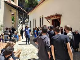 H κηδεία της κάρολάινέγινε στην αλόννησο, μετά από παράκληση της μητέρας της προς τον η μητέρα της καρολάιν συνόδευσε τη σορό του παιδιού της στην αλόννησο, ταξιδεύοντας μαζί με τους. Z1ynytf8t1tdkm