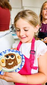 🍌Get creative in the kitchen with these fun and easy monkey face rice  cakes! 🥜 Spread some peanut butter or Nutella