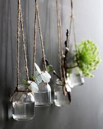 Des Bouteilles Suspendues Diy Pour Vos Fleurs Shake My Blog Decor De Branche Branche D Arbre De Decor Decoration Interieur Facile