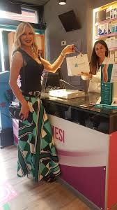 Una Domenica Di Inaugurazione In Pieno Stile Miamo Alla Farmacia Della Serenissima Di Centocelle Matilde Brandi Ha Scelt Creme Viso Antirughe Acne Creme Viso