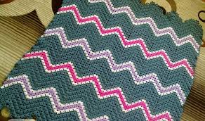 Örgü battaniye modelleri arasındaki en büyük ilmeklere sahip bu model vücudunuzu sıcacık tutacak! Zigzag Desenli Battaniye Modelleri Dekorblog