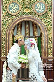 Biasanya, prewedding identik dengan adegan romantis dan biasanya pasangan dituntut untuk saling berdekatan dan beradegan mesra. Konsep Prewedding Islami Berlatar Masjid 64 Foto Prewedding Muslim Outdoor Unik Ayeey Com