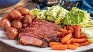 Tightly wrap the corned beef with the foil it's resting on. Easy Corned Beef And Cabbage Stovetop Or Slow Cooker