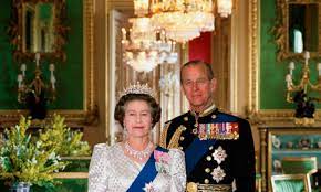 Il castello di windsor è un palazzo e una residenza reale situato a windsor, nella contea del berkshire, regno unito, importante per la sua antica relazione con la famiglia reale britannica e per la sua architettura. Regina Elisabetta In Visita Virtuale Al Suo Castello Di Windsor Radio Monte Carlo