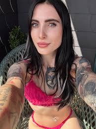 I know I'm completely flat, but natural A cups can be cute too right? 🙈