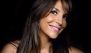 A primeira de ivete sangalo, a segunda ivete e gabriel (ela na tela do computador e ele ao lado segurando um buquê de rosas), e a terceiro o gabriel com a mão na cabeça, sorrindo em frente a. Ivete Sangalo Nao Quer Mais Falar Sobre Possivel Gravidez Virgula