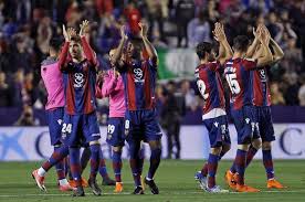With a full midweek programme of midweek action, barcelona get first chance to stake their claim on the la liga title, knowing that a win at levante will put them top of the table and put pressure on atletico madrid, who face a tricky game against real. Barcelona Pierde El Invicto Al Caer De Visita 5 4 En Levante