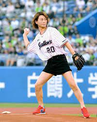 氷川きよしさんのオネエ化が加速していますね。 週刊誌の取材に対して自ら 「ジェンダーレス」 であることをカミングアウトするなど、その大きな変化に世間から注目を集めています。 その中でも今年最も話題になったのが、 2019年8月8日に行われた始球式での氷川きよしさんの服装 ではない. æ°·å·ãã‚ˆã— ãƒŽãƒ¼ãƒãƒ³å§‹çƒå¼ ï¼™ï¼™ç‚¹ èŠ¸èƒ½ ãƒ‡ã‚¤ãƒªãƒ¼ã‚¹ãƒãƒ¼ãƒ„ Online