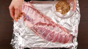 Cumparam costite de porc mai carnoase si le portionam in bucati mai maricele, vreau sa spun o bucata de costita sa fie cam cat o palma desfacuta de mare caci in timpul coacerii mai scade. ReÈ›ete Rogob CostiÈ›e De Porc Cu Sos Barbecue Youtube
