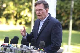 Ao todo, foram entregues 749 brevês. Crivella Visita Hospital De Campanha Ao Lado De Flavio Bolsonaro