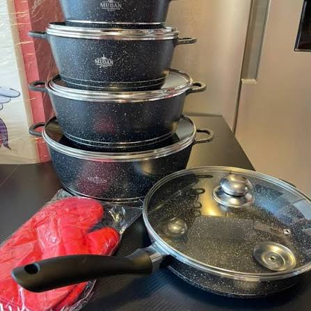 🔥 Juego de Calderos Granito + Sartén Incluye tapas de vidrio y guantes. 💰  RD$3,450 precio alpormayor Resistentes, elegantes y antiadherentes. Cocina  con nivel premium sin pagar de más. 📲 Pídelo ahora