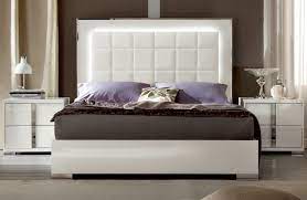 The Bella Bianca Bed Made In Italy Puts A Contemporary Twist On The Design Of The Classic P Bedroom Furniture Sets White Gloss Bedroom Contemporary Bedroom