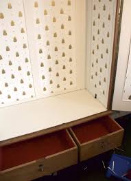 Einen Alten Schrank Tapezieren Eine Idee Ganz Einfach Umgesetzt Schrank Bekleben Alte Schranke Schrank Umgestalten