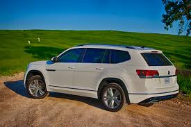 2018 volkswagen atlas vs 2018 volkswagen tiguan www.automotivedaily.net | instagram: Volkswagen S Better Suv The 2018 Atlas Easily Outpaces Its Smaller Sibling