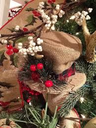 Decoraciones Navidenas Con Liston De Yute Dale Detalles Arboles De Navidad Rusticos Decoracion Navidena Para Exterior Navidad Estilo Campestre