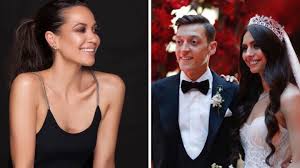 Anna maria ferchichi beantworte offen und ehrlich fanfragen. Mandy Capristo Aussert Sich Zur Hochzeit Von Ex Freund Mesut Ozil Stern De
