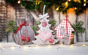 Made from wool felt, each of the three ornaments are decorated with a different complementary fabric and finished with a reclaimed button and blanket stitch edging. Gabarits Et Modeles De Boites Gratuits A Imprimer Fabriquer De Jolies Boites Avec Du Papier Scrapbooking Scrapbooking Gratuit Un Max D Idees