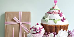 La pâte à sucre est cette pâte familière typique utilisée pour . réaliser des fleurs en gâteaux et autres. Des Gateaux Decores De Fleurs En Pate A Sucre Marie Claire