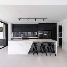 Black White Kitchen With Marble Countertops Kitchen Kitchenidea Modern Modernhome Luxury Kitchen Design Modern Kitchen Design Home Decor Kitchen
