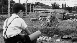 La repubblica italiana riconosce il giorno 27 gennaio, data dell'abbattimento dei cancelli di auschwitz, giorno della memoria, al fine di ricordare la shoah (sterminio del popolo ebraico), le leggi razziali. Il Giorno Della Memoria Da Non Smemorizzare Stato Quotidiano