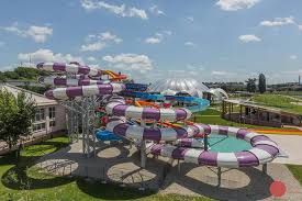 Aqua park president este deschis tot timpul anului funcţionând cu binecunoscuta apă termală din renumita staţiune balneară băile felix. Aquapark Nymphaea In Oradea Just 5 Minutes From Lyra Hotel Bed And Breakfast Hotel Lyra Oradea