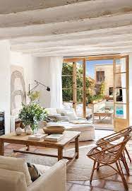 Le tipiche casa di campagna di un tempo, quelle in cui viveva spesso una grande famiglia in cui erano riunite due o tre generazioni, conservano tuttora un grande fascino e, se ben ristrutturate, diventano una dimora accogliente e romantica. Interior Design Per La Casa Di Citta Che Sembra In Campagna