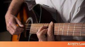 C f c masihkah kau ingat waktu di desa f g c bercanda bersama di samping gereja c f kala itu kita masih remaja c g c g yang polos hatinya bercerita. Chord Gitar Dan Lirik Lagu Gereja Tua Panbers Download Mp3 Di Sini Tribunnews Com Mobile