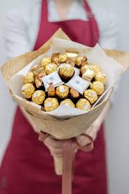 кто написал книгу по кулинарии сладкие подарки своими руками Sedobnyj Buket Iz Konfet Ferrero Roshe I Shokolada V 2020 G Buket Iz Konfet Na Den Rozhdeniya Buket Iz Konfet Buket Iz Shokoladok