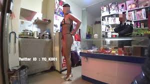 推特綠帽大神YQ-K貢獻自己的老婆露出-深夜到情趣用品店勾引老闆- SOPORN.COM