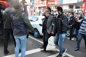 Hakkında merak edilen soruların 1970 yılında dünyaya gelen siyasetçi, yazar ve gazeteci ayhan bilgen aslen kars sarıkamış'lıdır. Hdp Li Kars Belediye Baskani Ayhan Bilgen Gozaltina Alindi Partililer Slogan Atti Son Dakika