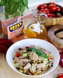 O conserva mare ton în suc propriu 2 oua 10 rosii mici 3 linguri boabe de porumb 150 g branza telemea un castravete de sera o frunza salata verde 2 linguri ulei. Salata ItalianÄƒ Cu Orez Ton È™i Avocado Bucatar Maniac Blog Culinar Cu Retete