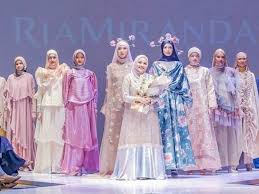 Grand final kali ini melibatkan beberapa juri ternama dari kalangan super model indonesia diantaranya adalah kimmy jayanti, advina ratnaningsih, laura muljadi, iko bustom. 6 Perancang Busana Wanita Indonesia Paling Berpengaruh Di Dunia Fashion Indozone Id
