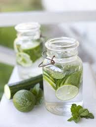 Eaux Detox 15 Idees De Recettes Detox Citron Idee Recette Eau A La Menthe