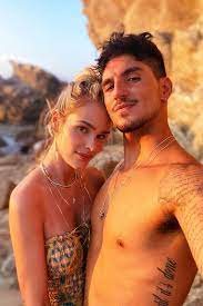 Aktuelle preise für produkte vergleichen! A Crise Dos Medina Entenda O Que Levou Ao Rompimento Do Surfista Com Os Pais Apos O Casamento Com Yasmin Brunet Famosos Extra Online