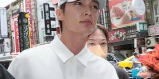 8 Foto Aaron Yan Minta Maaf Langsung Pada Yao Le di Preskon Setelah Diduga  Merekam Hubungan Intim dan Melakukan Pelecehan