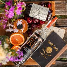 Tbt To A Gorgeous Happy Hour Picnic Outdoors With Mothershrub Head To Our Site For Two East Cocktail Recipes Feat Belle Isle Tea Bottle Pure Leaf Tea Bottle