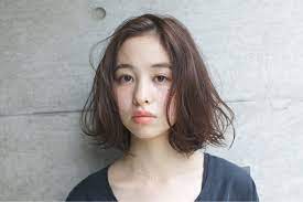 長さ 厚さ 動き で印象アップ 自分に似合う 前髪 を見つけよう キナリノ パーマヘアスタイル 丸顔 髪型 おでこ 広い 髪型