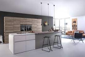 Weiße kochinsel mit rustikaler theke aus holz die moderne und schlichte weiße küche mit grifflosen fronten bekommt einen schönen kontrast aufgesetzt: Kochinsel So Planen Sie Ihre Eigene Kucheninsel Schoner Wohnen