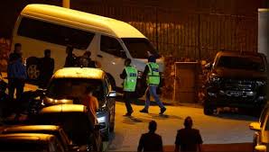 Steady je dia hadap sensorang. Tak Setuju Kediaman Najib Diserbu Wanita Ini Selar Polis Geledah Pada Waktu Malam