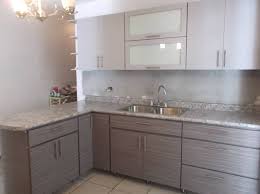 Sus principales ventajas son que no lleva cantos pegados, su precio y la posibilidad de contar con puertas de distintos diseños. Cocinas Modernas En Pvc Instaladas Victor Kitchen Design Facebook