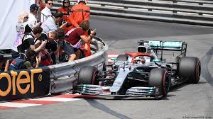 Ricciardo, in blistering form since thursday practice around the streets of the tiny mediterranean principality, made sure of. F1 Lewis Hamilton Seals Crucial Pole In Monaco Sports German Football And Major International Sports News Dw 25 05 2019