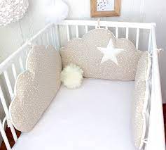 tour de lit bebe 3 grands coussins nuages a petites etoiles couleur beige clair et ecru tour de lit bebe idees deco enfant tour de lit